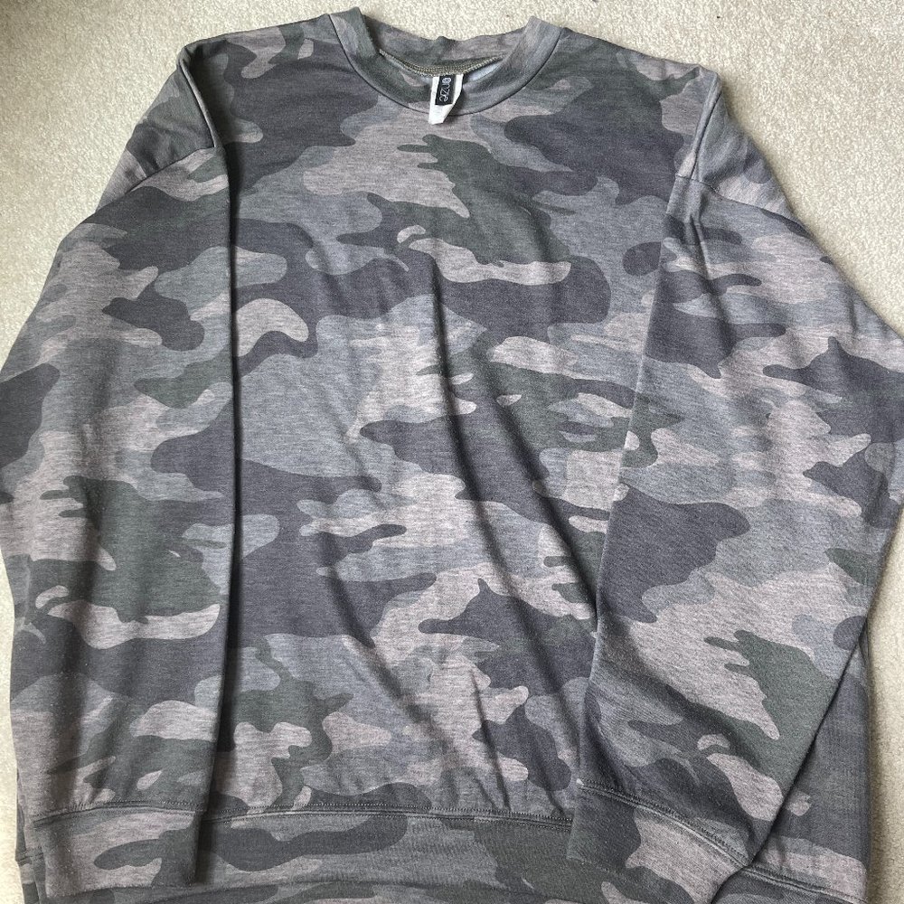 Onzie gray camo sweatshirt